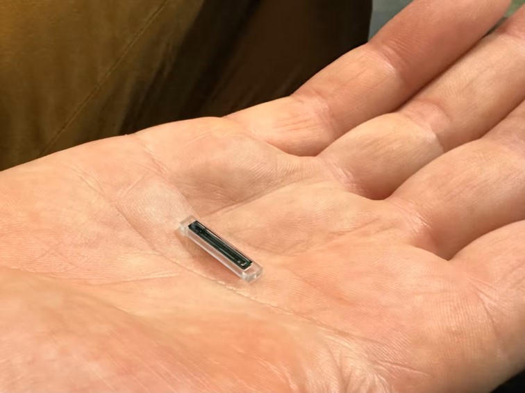 Proteon™ glass housing by Primoceler Oy was key to realizing
Kitea's chip. Measuring just a few millimeters and weighing only 0.3g,
it is an entirely wireless device with no built-in battery. Image: Kitea
Health
